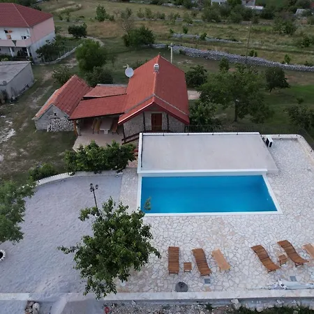 펜션 Patakun For 5, With Heated Pool