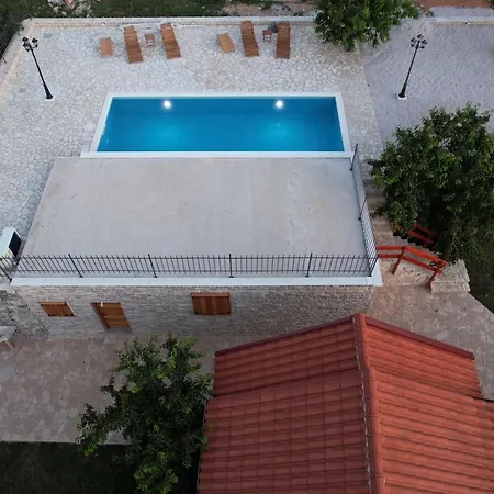 Patakun For 5, With Heated Pool Vikendica *