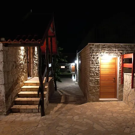 펜션 Patakun For 5, With Heated Pool