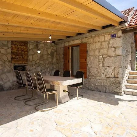 Patakun For 5, With Heated Pool Prázdninový dům Lecevica