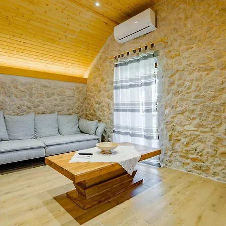 Patakun For 5, With Heated Pool Prázdninový dům Lecevica