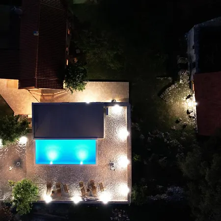 Vakantiehuis Patakun For 5, With Heated Pool Lecevica