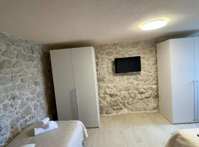 Semesterbostad Patakun For 5, With Heated Pool Lecevica