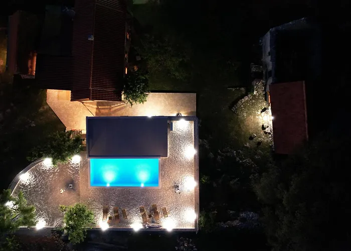 Semesterbostad Patakun For 5, With Heated Pool Lecevica