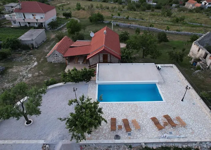 Semesterbostad Patakun For 5, With Heated Pool