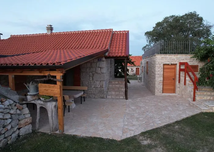Semesterbostad Patakun For 5, With Heated Pool Lecevica